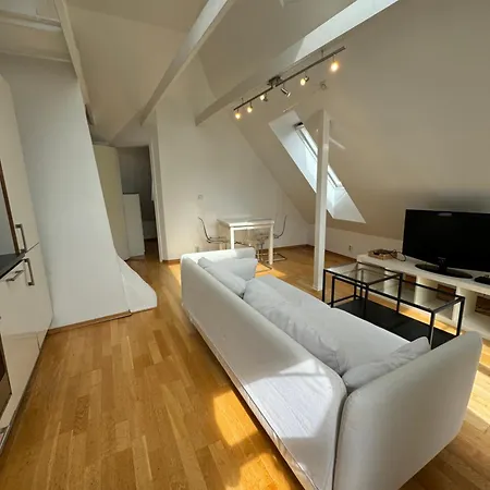 Koselig Loftsleilighet Sentralt I Apartamento *
